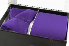 Ярко-фиолетовый мужской галстук с нагрудным платком в коробке