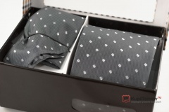 Серый мужской галстук с нагрудным платком в коробке