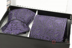 Мужской галстук фиолетового цвета с нагрудным платком в коробке